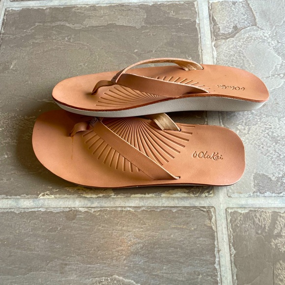 OluKai lwi thong , comfort, anatomical foot bed size 7. These are beautiful. - Picture 3 of 5